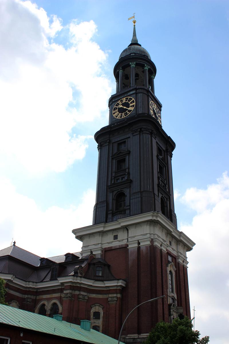 Glockenturm mit Turmuhr - Höhe 132 m 