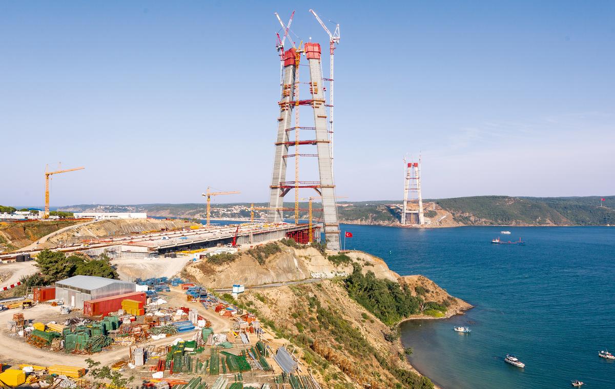 Mediendatei Nr. 241990 Die dritte Bosporus-Brücke, die Brücke mit den höchsten Brückenpfeilern aus Beton weltweit, verbindet nach Fertigstellung im Jahr 2015 den europäischen mit dem asiatischen Kontinent.