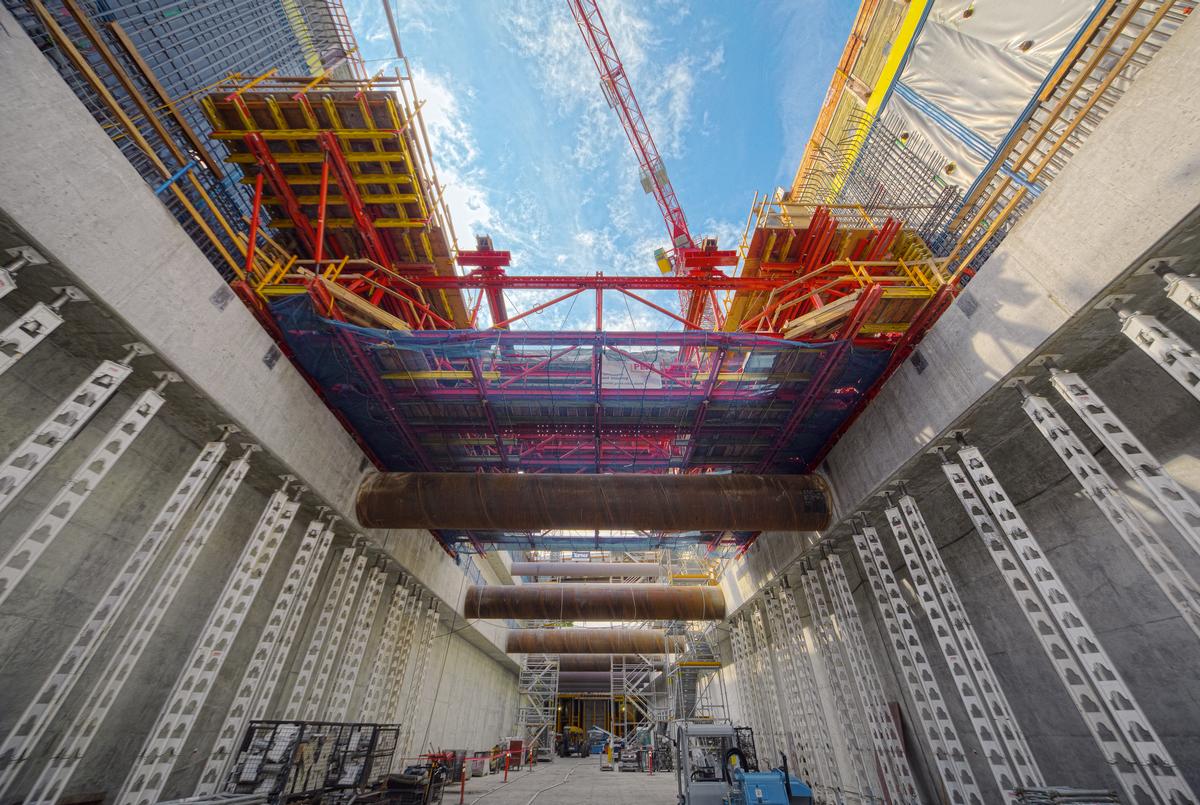 Media File No. 243468 The VARIOKIT formwork carriage ensured rapid concreting sequences for the construction of the new subway station in Seattle. HD 200 heavy-duty props served as temporary support for the longitudinal edge beams.