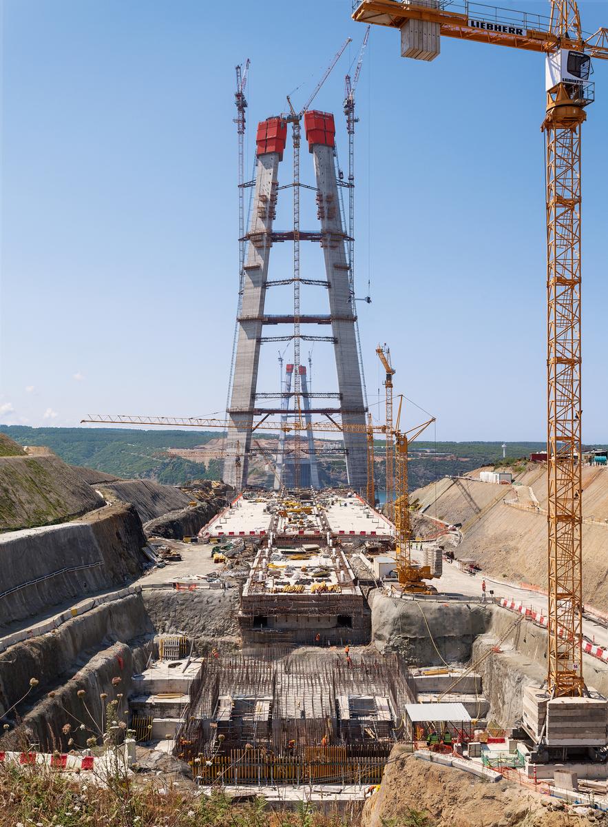 Media File No. 241991 The PERI ACS climbing formwork is easily adapted from cycle to cycle to match the tapered pier layouts. The project-specific solution also provides safe working conditions for the construction team at heights of over 300 m