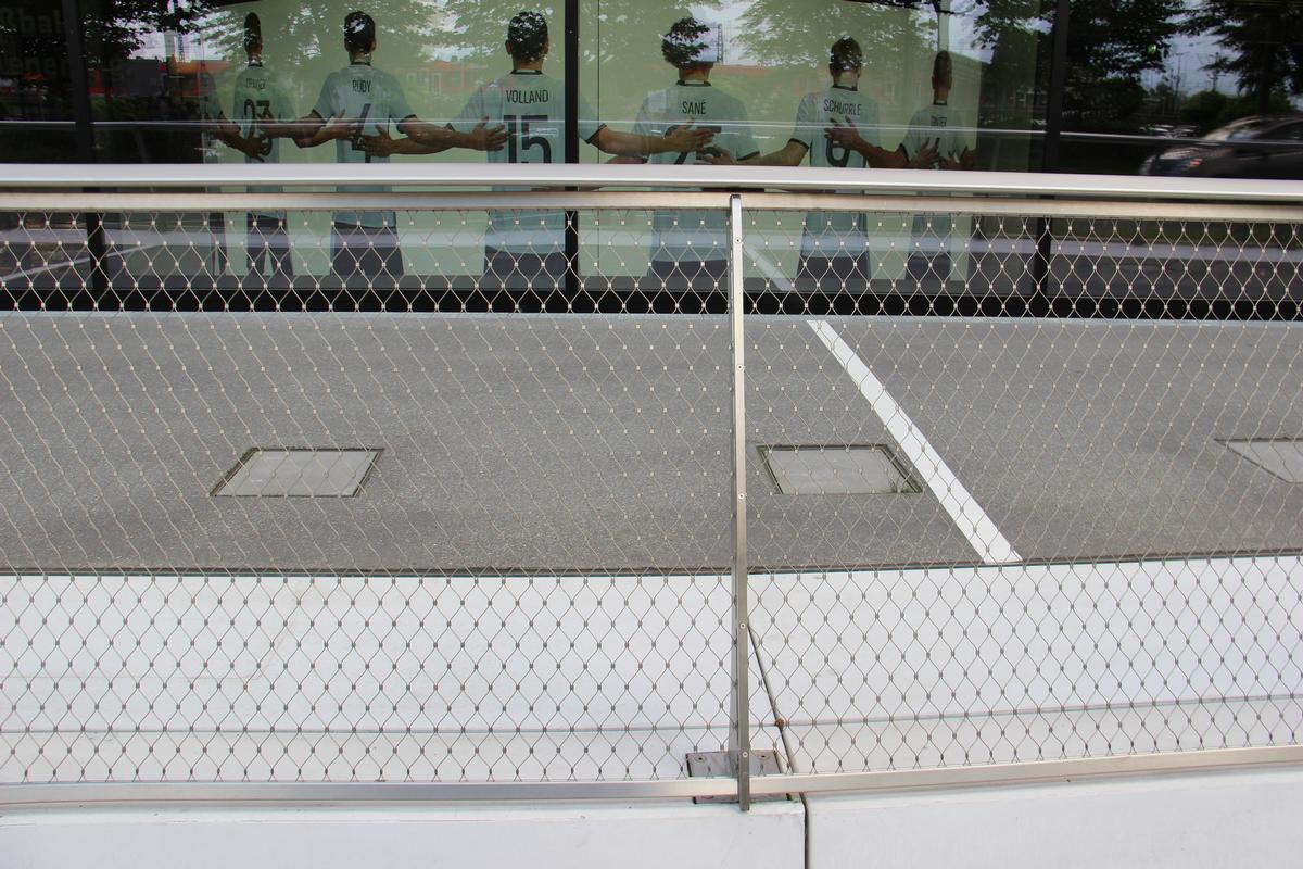 230 m² of the stainless steel mesh with a mesh width of 40 mm and 1.5 mm cable diameter was used outside 