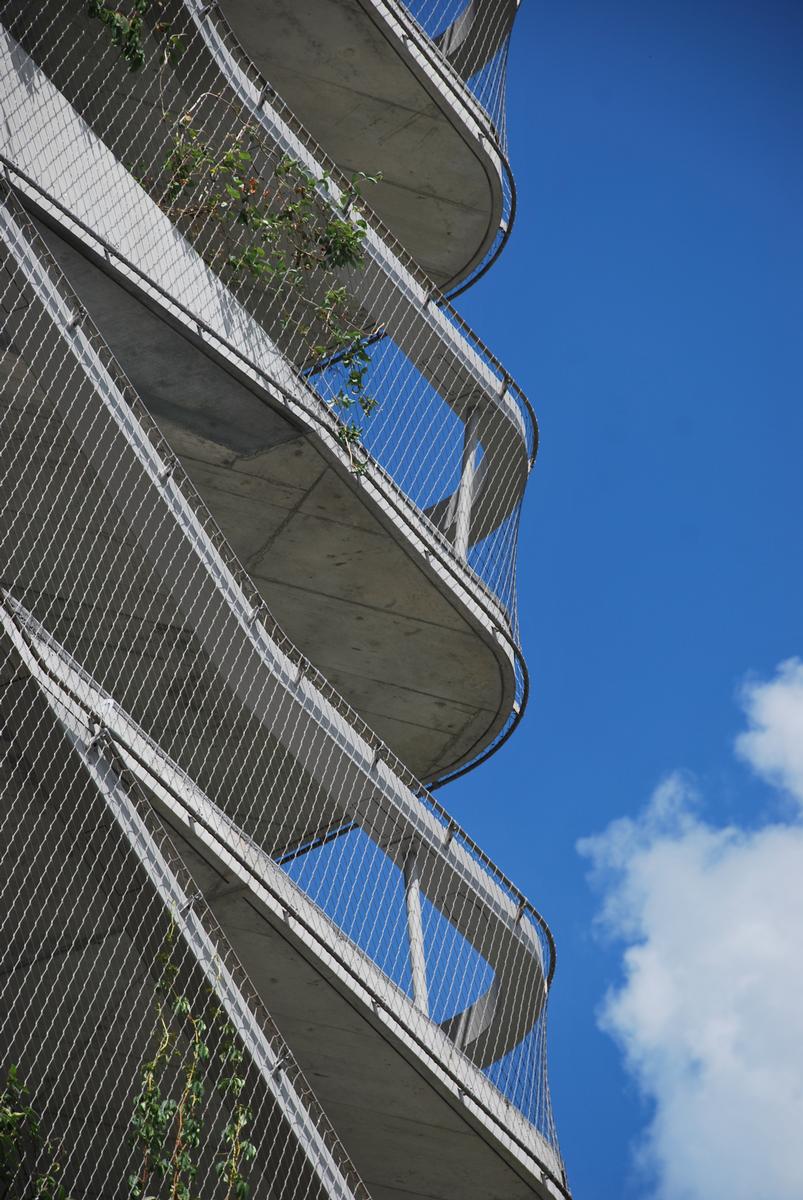 Media File No. 267574 Delicate trellis structure for climbing plants: the building is fully encased in a mesh of stainless steel cables.is structure for climbing plants: the building is fully encased in a mesh of stainless steel cables.