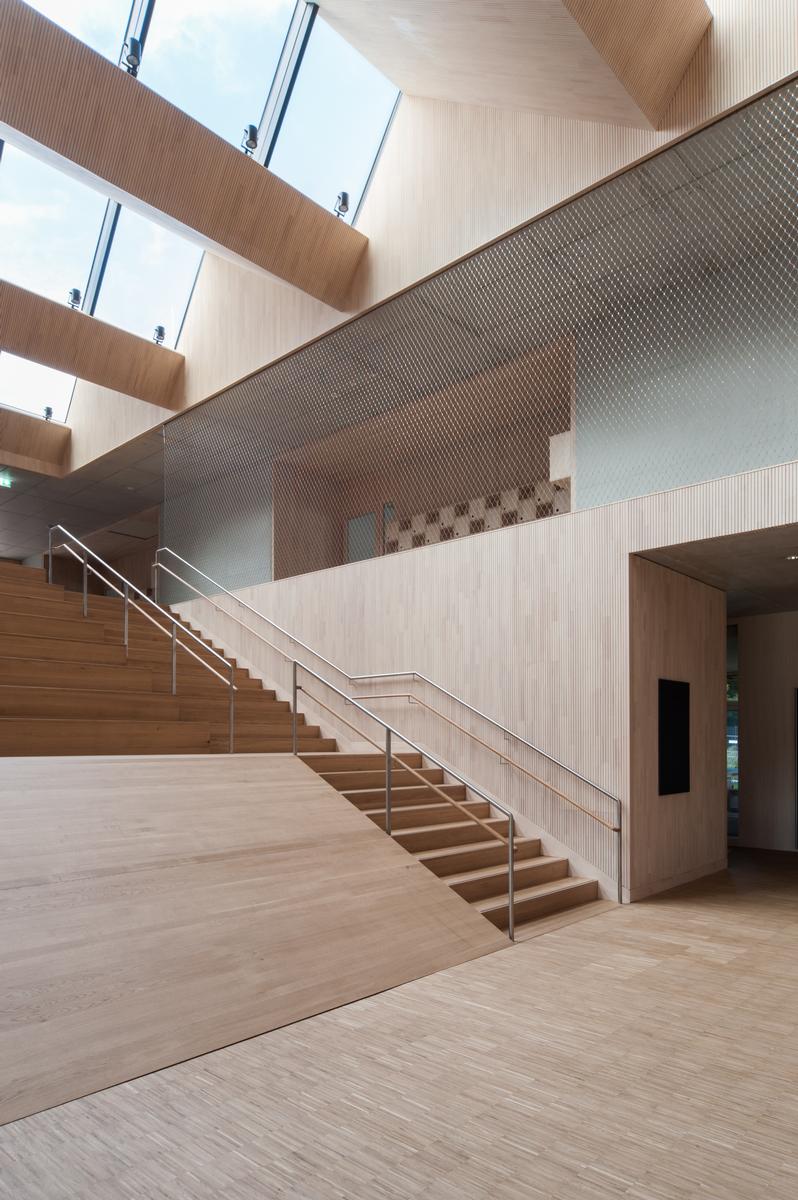 Um den offenen Charakter der Architektur zu betonen, kommen die Galeriegänge im ersten Stock ohne sichtbehindernde Geländer aus. Um den offenen Charakter der Architektur zu betonen, kommen die Galeriegänge im ersten Stock ohne sichtbehindernde Geländer aus.
