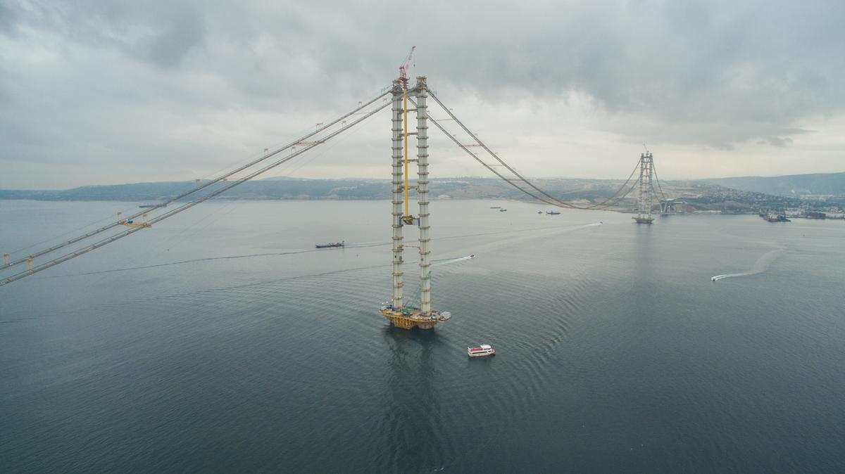 Media File No. 251741 Already during construction the Izmit Bay Bridge displays its future beauty. She reminds of the Severn Bridge, the first suspension bridge with stay cables.