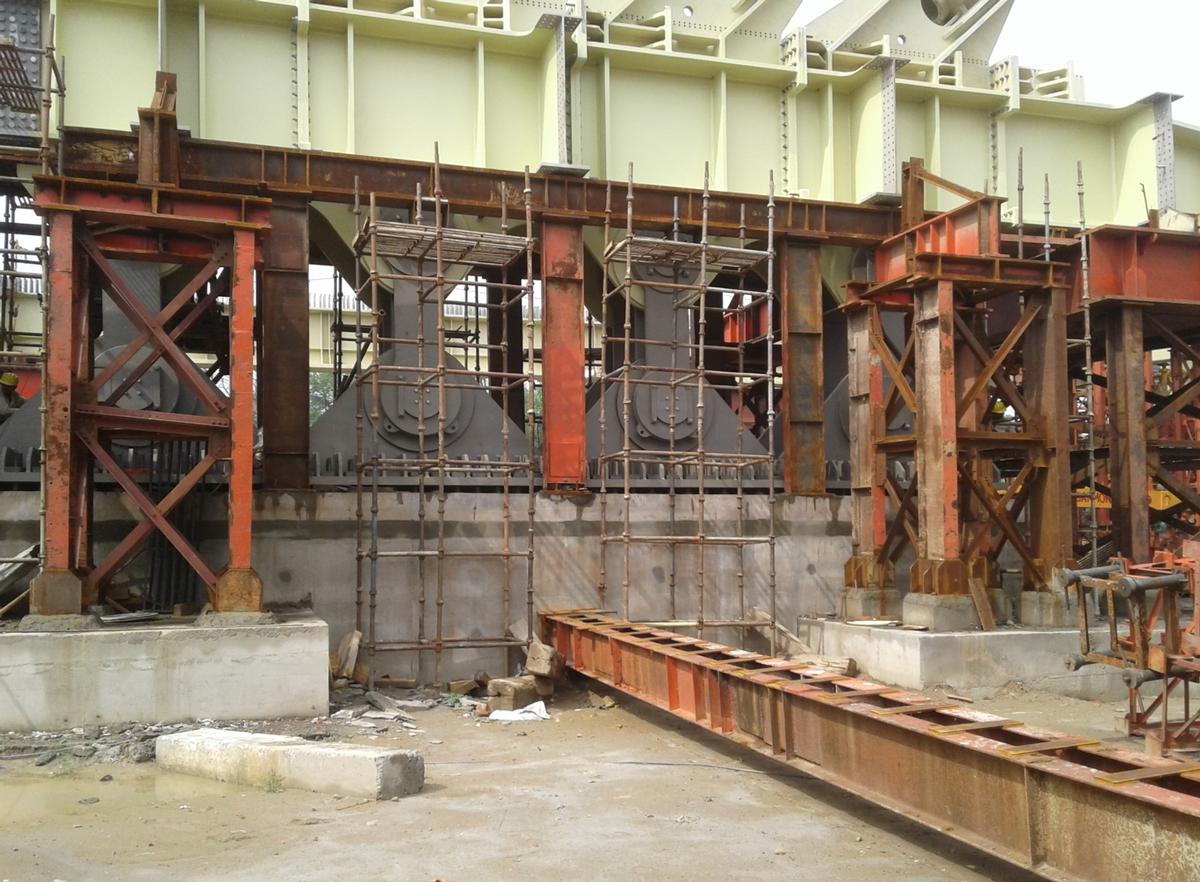 Media File No. 311667 The pendulum bearings (grey, in the middle) accommodate the tensile forces of the backstay cables (anchoring visible at the upper right of the picture) and allow for longitudinal movement of the bridge deck (lime green).
