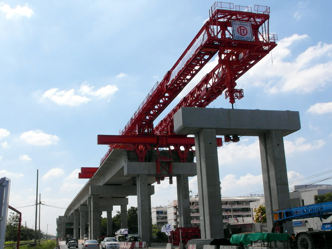 Die Red Line wird in Hochlage auf 22 m hohen Viadukten geführt. Jede Fahrtrichtung hat ein eigenes Viadukt mit je zwei Fahrspuren. Die Red Line wird in Hochlage auf 22 m hohen Viadukten geführt. Jede Fahrtrichtung hat ein eigenes Viadukt mit je zwei Fahrspuren.