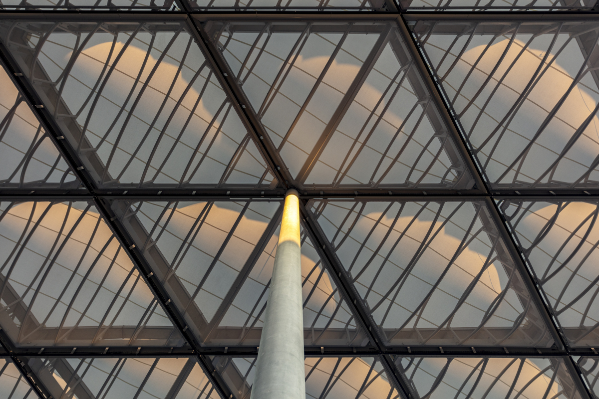 Unterseite der Dachhaut: transparentes Polyestergewebe Die Unterseite der Dachhaut besteht aus transparentem Polyestergewebe. Es ermöglicht den Durchblick durch die feingliedrige Konstruktion bis hinauf in das wolkenartige Dach.