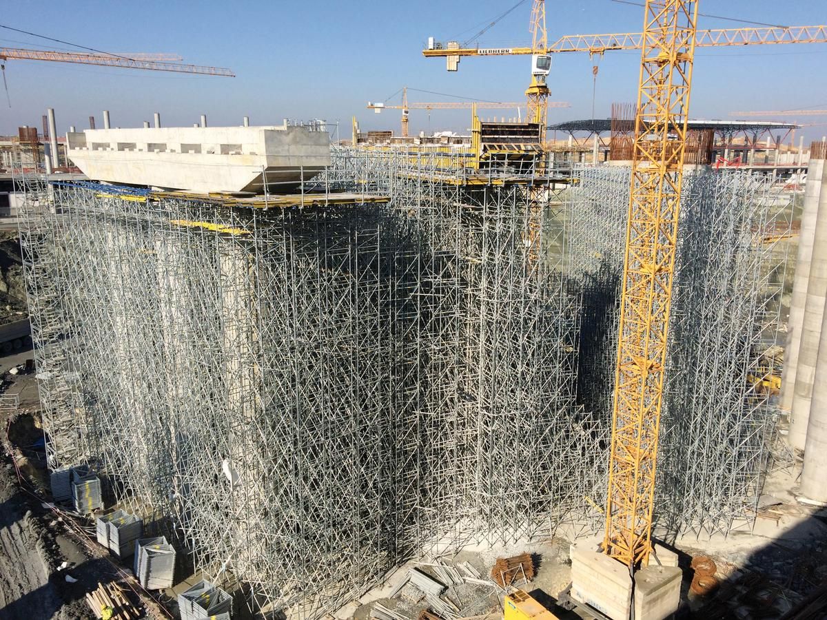 In all, 30,000 tower frames and 100,000 running m of timber formwork beams are in use on this construction site. In all, 30,000 tower frames and 100,000 running m of timber formwork beams are in use on this construction site.