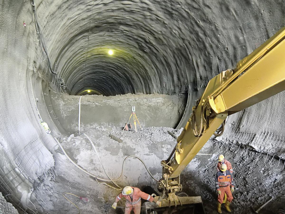 Nach der Sprengung wird die Tunnelsohle abgegraben. 