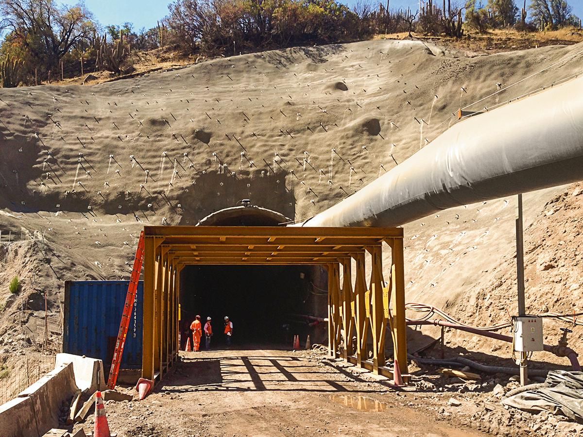 Eines von mehreren Tunnelportalen für den Bau des Wasserkraftwerks Alto Maipo 