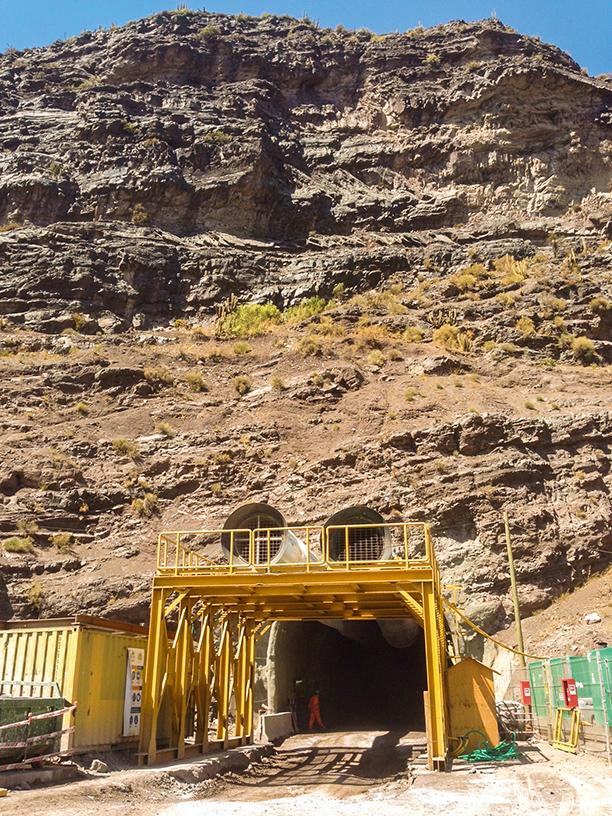 Eines von mehreren Tunnelportalen für den Bau des Wasserkraftwerks Alto Maipo 