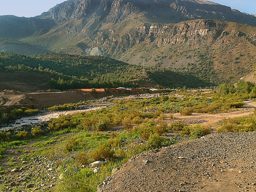 Der Bau des Wasserkraftwerks erfolgt am Fuße der chilenischen Anden im Maipo-Tal. 
