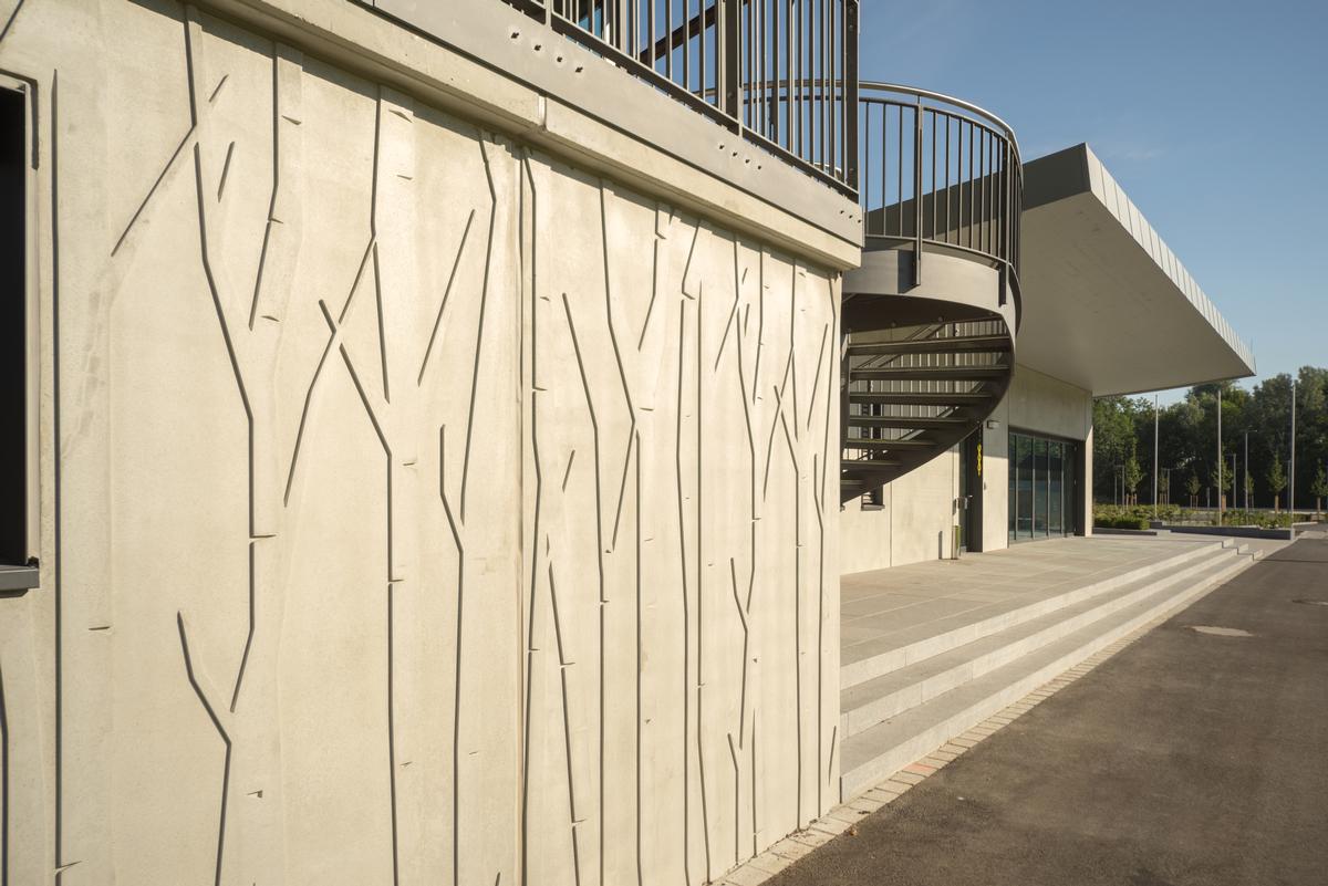 After the sample panels were cast, the architect decided in favour of the raised, stylised riparian woodland motif. After the sample panels were cast, the architect decided in favour of the raised, stylised riparian woodland motif.