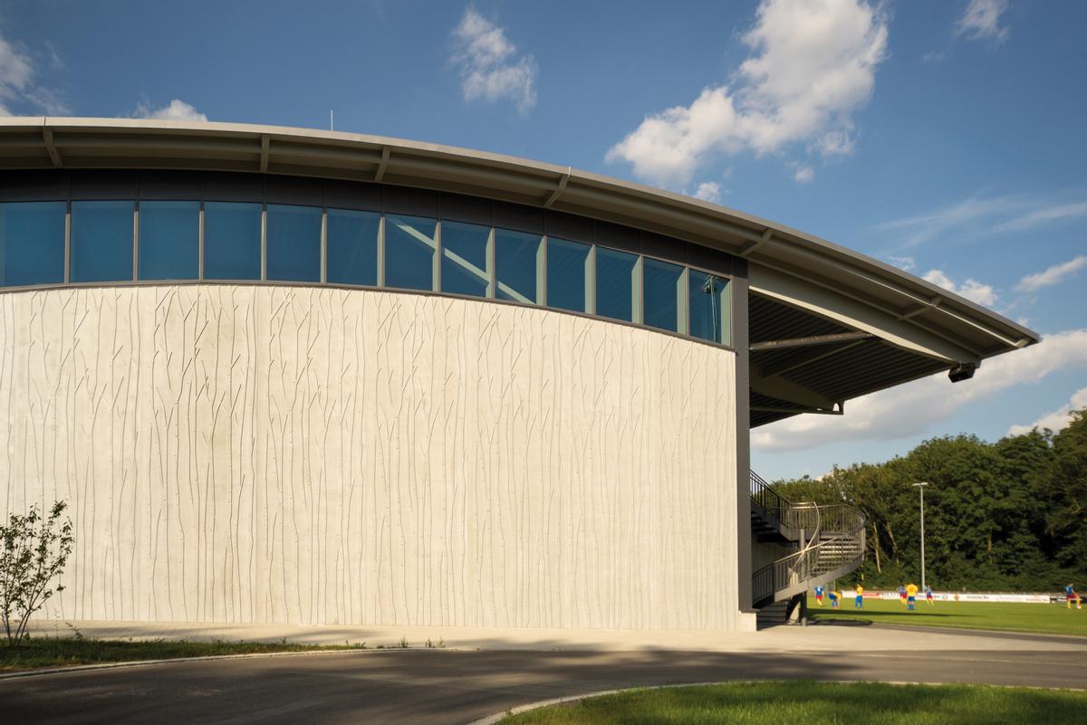 The exposed concrete surfaces of the Auwald Sports Centre in Gundremmingen are modelled on the features of a riparian woodland. The exposed concrete surfaces of the Auwald Sports Centre in Gundremmingen are modelled on the features of a riparian woodland.