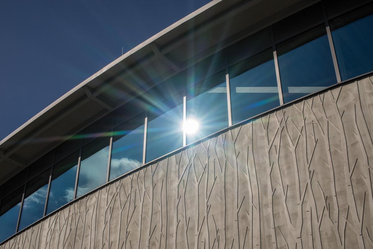 Auwald Sports Centre Textured concrete surfaces such as these at the Auwald Sports Centre in Gundremmingen are "brought to life" by the interplay of light and shadow