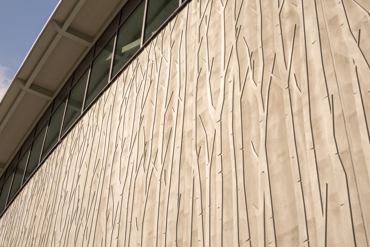 Auwald Sports Centre Textured concrete surfaces such as these at the Auwald Sports Centre in Gundremmingen are "brought to life" by the interplay of light and shadow