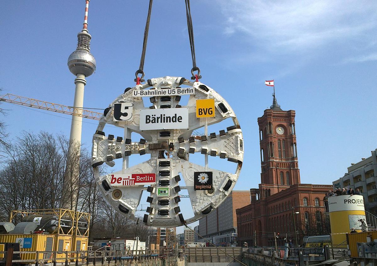 Media File No. 243252 The 74 meter long, 700 tonne tunnel boring machine "Bärlinde" drilled under the Spree River, on to the Humboldtforum and Spree Canal, below Unter den Linden and onwards to the U-Bahn station at the Brandenburg Gate