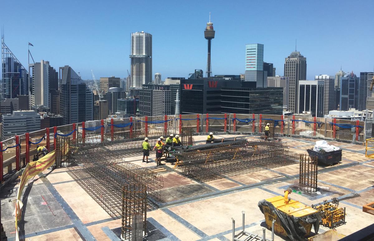 Media File No. 242127 Over 700 linaer metres of PERI LPS enclosure secure and accelerate construction work on the three high-rise towers - up to the final height of 217 m.