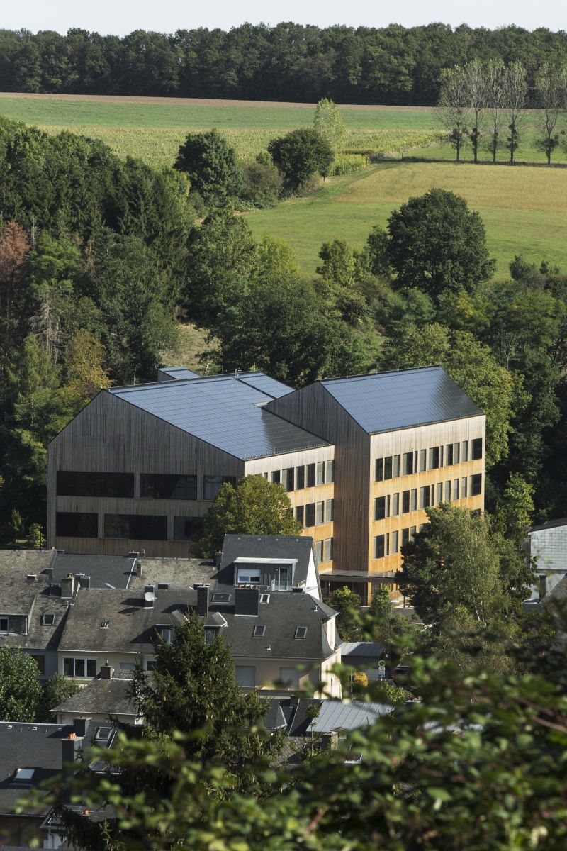 Lycée technique pour professions de santé Des modules photovoltaïques servent de couverture de toit.