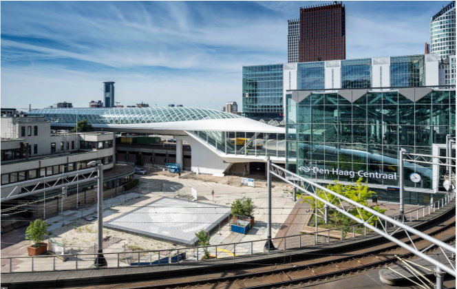 Die Lightrailstation schließt direkt an den Hauptbahnhof Den Haag (im Bild rechts) an. 