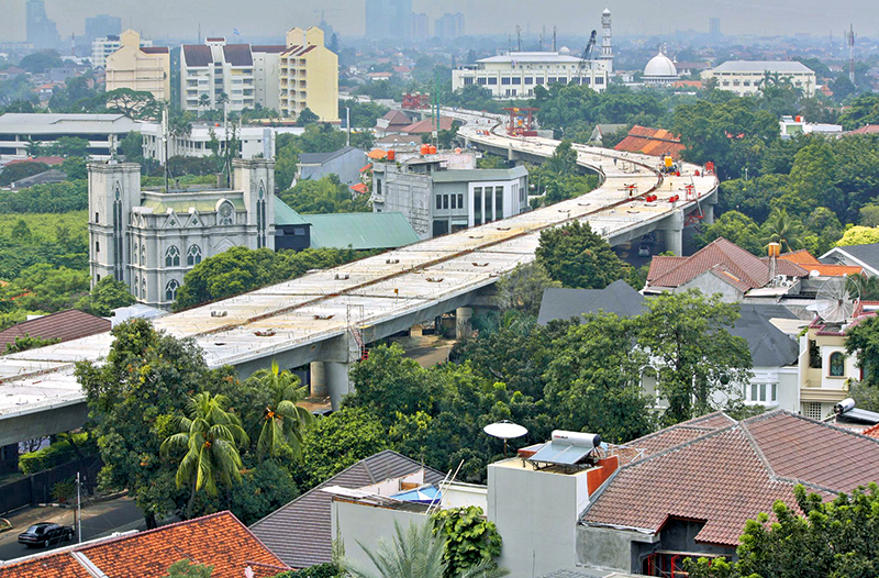 Die Hochstraßen schlängeln sich durch Jakarta. 