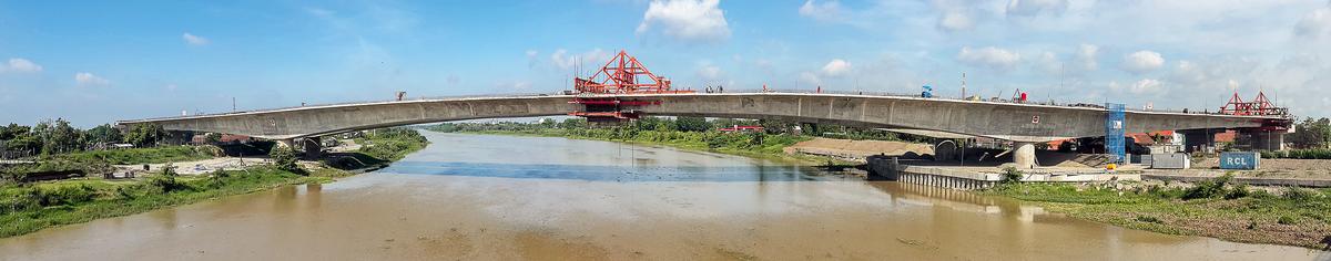 Die Brantas-Brücke nach vollzogenem Brückenschluss 