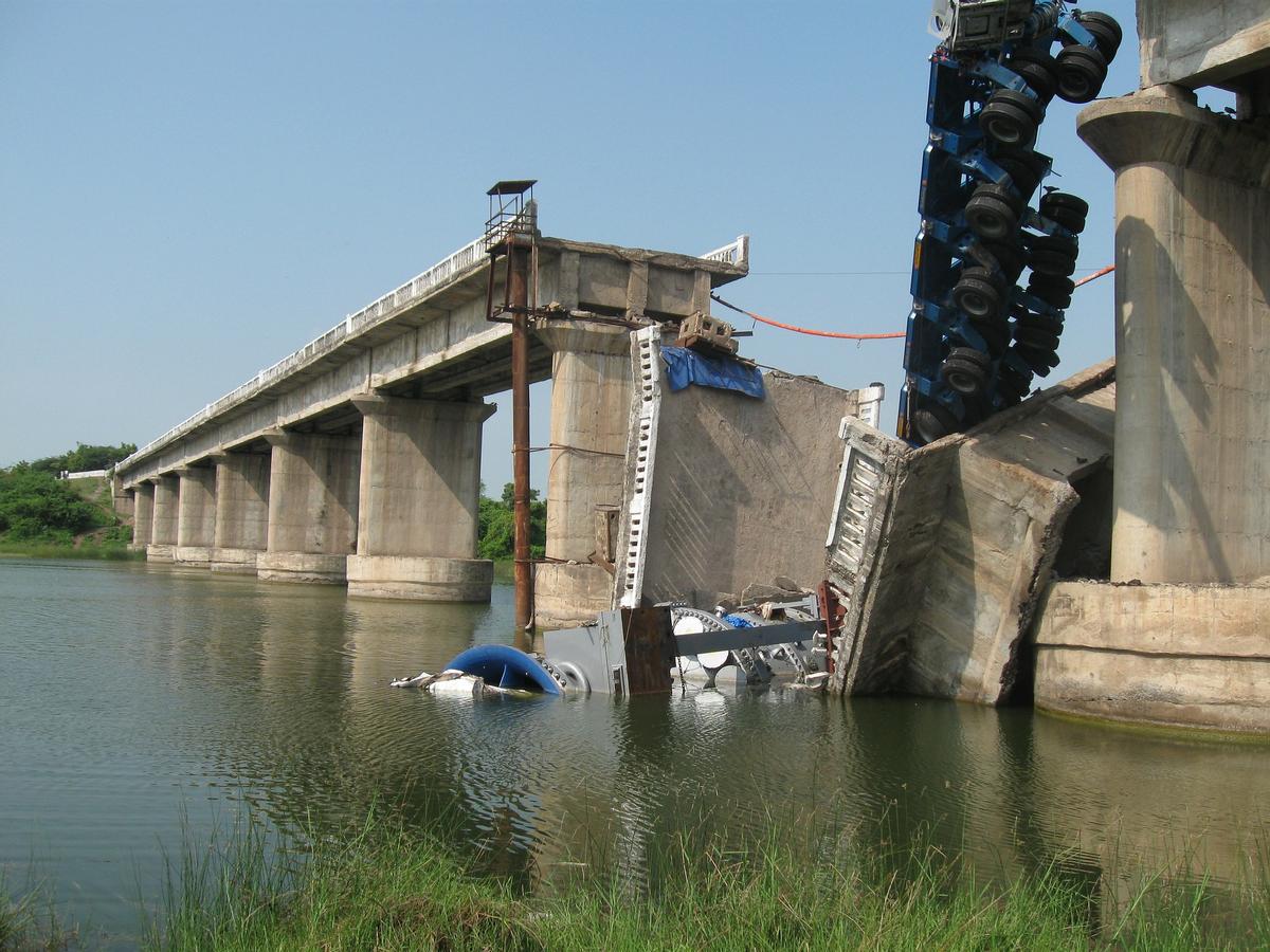 Bridge collapse 
