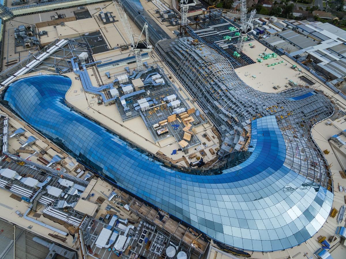 Chadstone Shopping Centre Up to 70,000 visitors flock daily to Chadstone Shopping Centre which is now completely covered by a gigantic glass roof – the result of an expansion project. Work was carried out while the centre remained opened for daily business