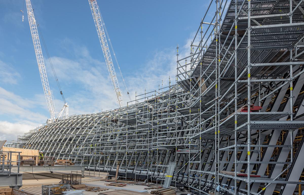 Chadstone Shopping Centre The scaffolding was adapted to suit the complex-shaped glass roof structure: all working areas could be easily and safely reached while every load transfer was optimally planned.