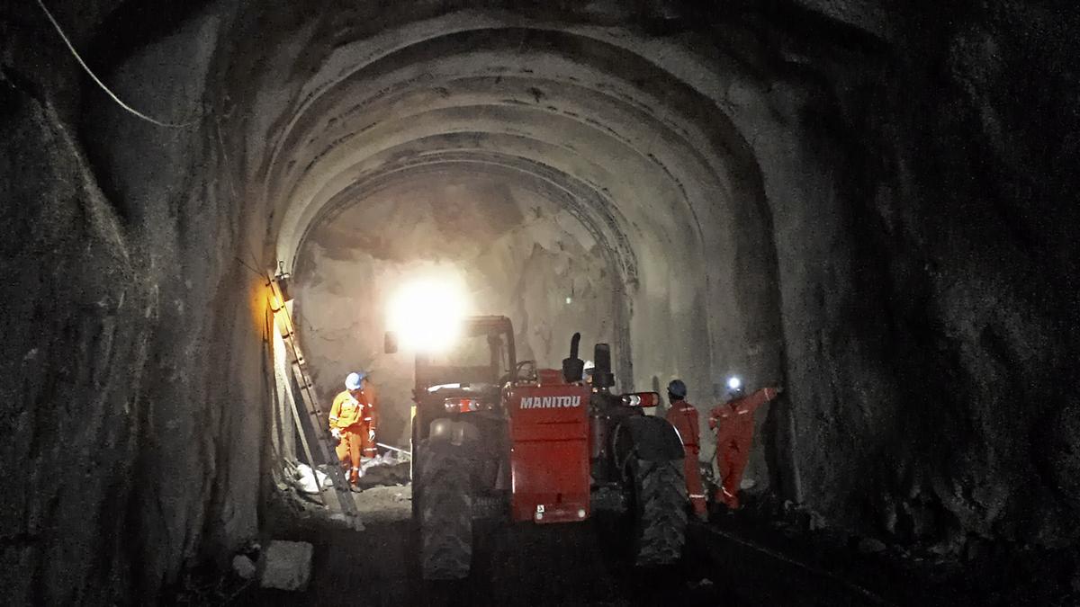 The tunnel was mainly excavated by drilling and blasting. 