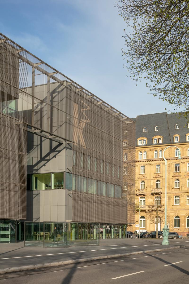 Die innere Hülle der Kunsthalle Mannheim besteht aus dunkelgrauen Faserzementplatten. 