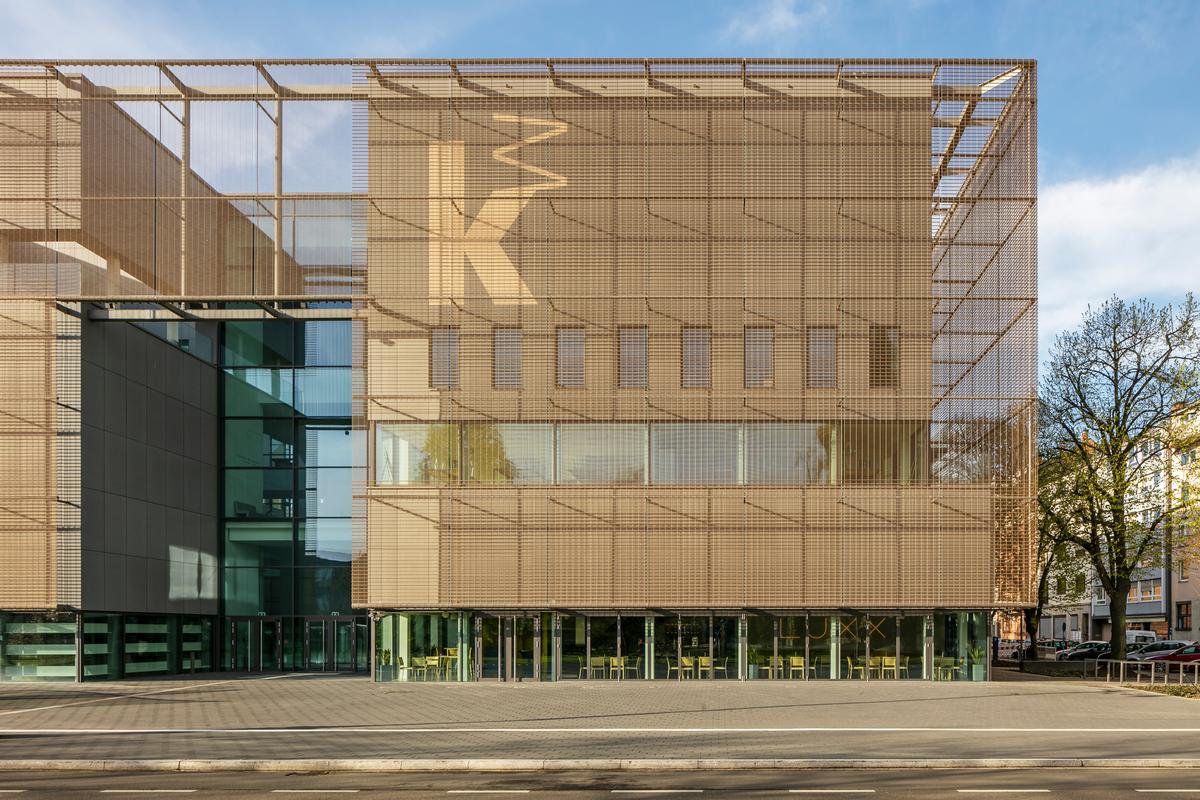 Die zweite Hülle der Kunsthalle Mannheim besteht aus einem bronzefarbenen Metallnetz. 