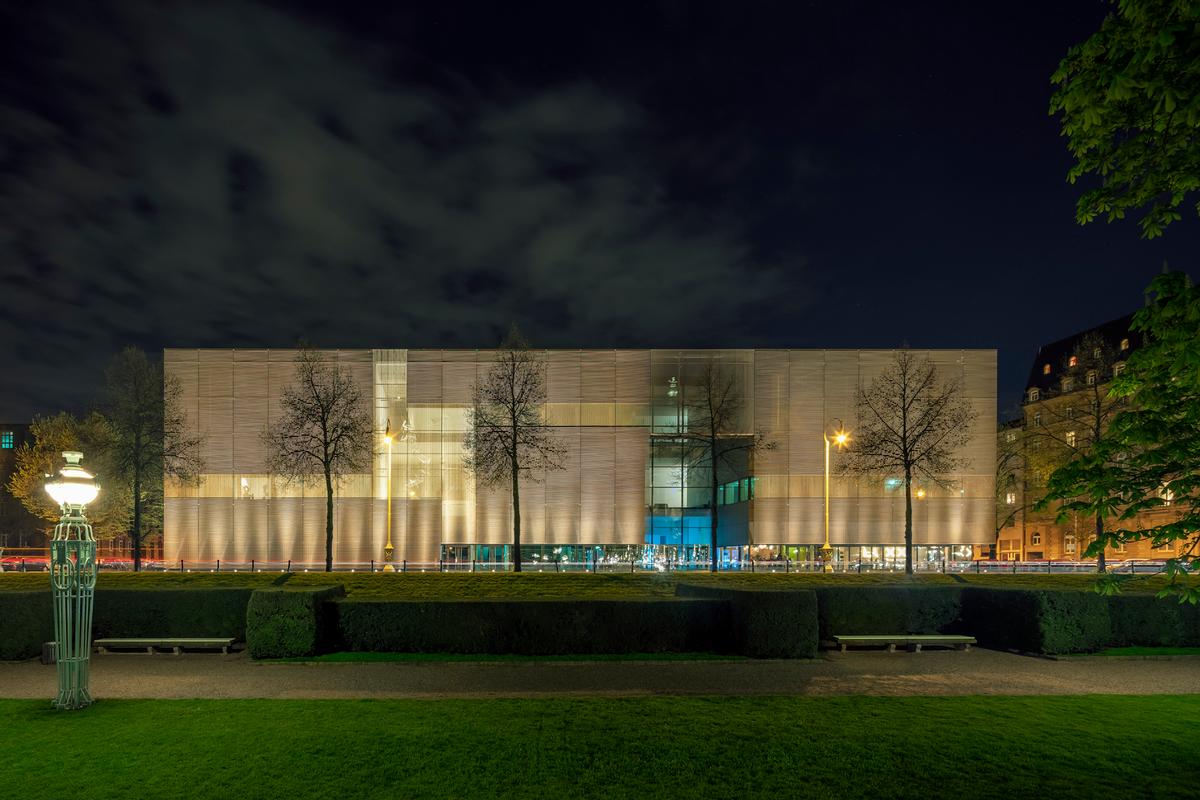 Nachts formt die Innenbeleuchtung die Kunsthalle Mannheim zu einer beleuchteten Lichtskulptur im Stadtraum. Nachts formt die Innenbeleuchtung die Kunsthalle Mannheim zu einer beleuchteten Lichtskulptur im Stadtraum.