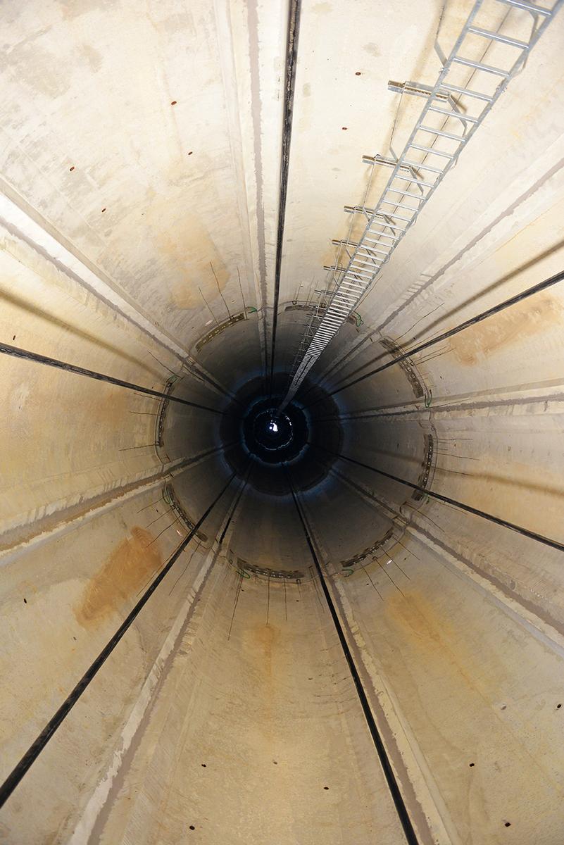 Jeder Windturm ist mit je sechs Spanngliedern vorgespannt (im Bild schwarz), die im Inneren der Turmschäfte verlaufen. Jeder Windturm ist mit je sechs Spanngliedern vorgespannt (im Bild schwarz), die im Inneren der Turmschäfte verlaufen.