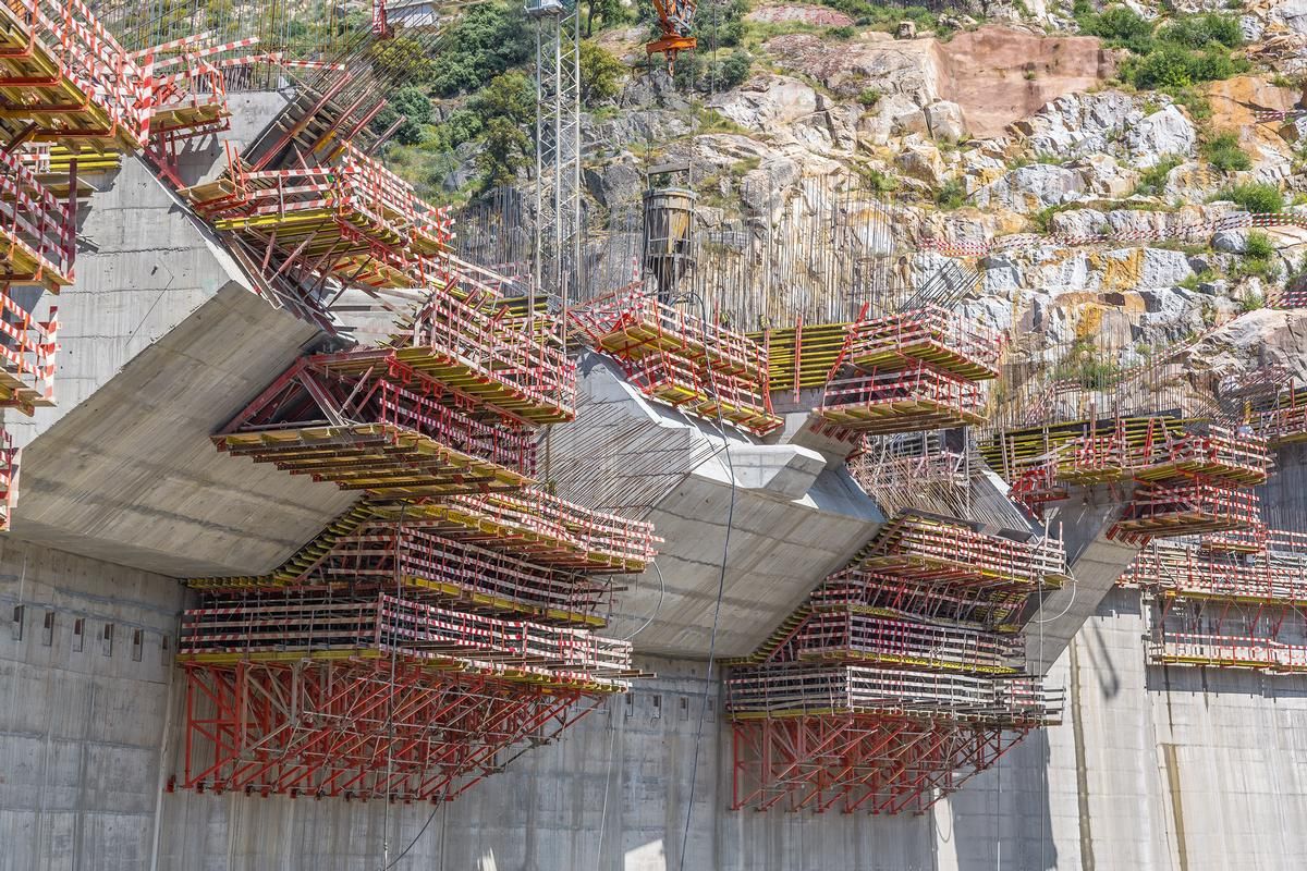 Media File No. 242884 An extremely complex formwork and falsework design is required for the dam's overflow system. PERI's engineers devised a concept based on the system components of the VARIOKIT Engineering Construction Kit, the SB Brace Frame and various falsework elements. The solution was especially cost-effective as all these components are available in the PERI rental park
