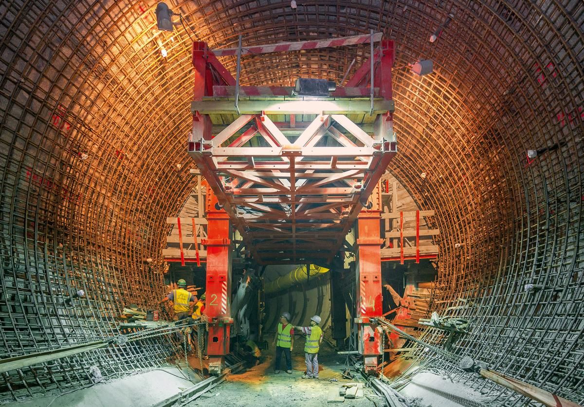 Media File No. 242886 For the tunnels of the hydraulic circuit PERI's engineers planned and supplied a project-specific steel formwork carriage solution for the varying cross sections from 5.50 m to 7.50 m