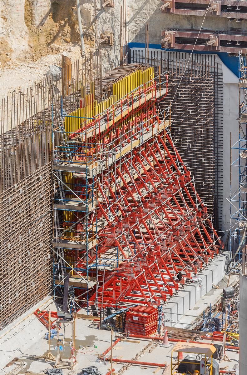 Media File No. 255021 During the single-sided forming of the up to 9.50 m high walls with the VARIO Girder Wall Formwork, the fresh concrete pressure is reliably transferred to the sub-structure by means of brace frames