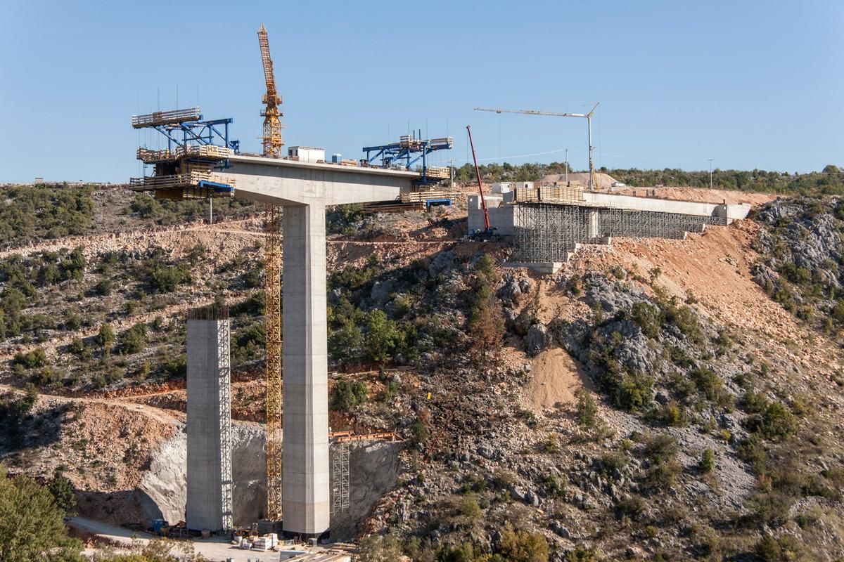 Media File No. 250687 High-performing at lofty heights: Ten Doka Cantilever forming travellers allow for rapid and safe construction of both bridges along the Corridor Vc.