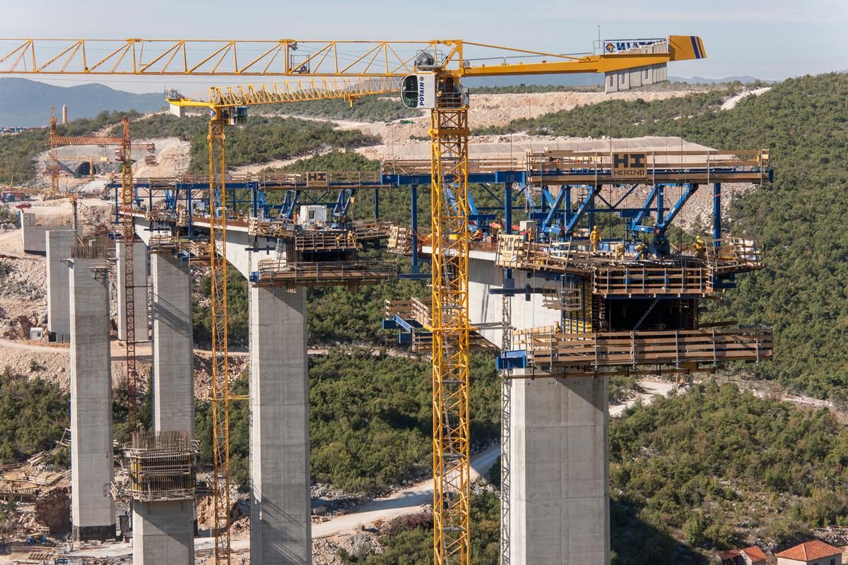 Media File No. 250689 For construction of the bridges spanning 555 and 365 m in length, Doka developed a formwork solution consisting of Cantilever forming travellers that save time and resources thanks to extended pouring sections.