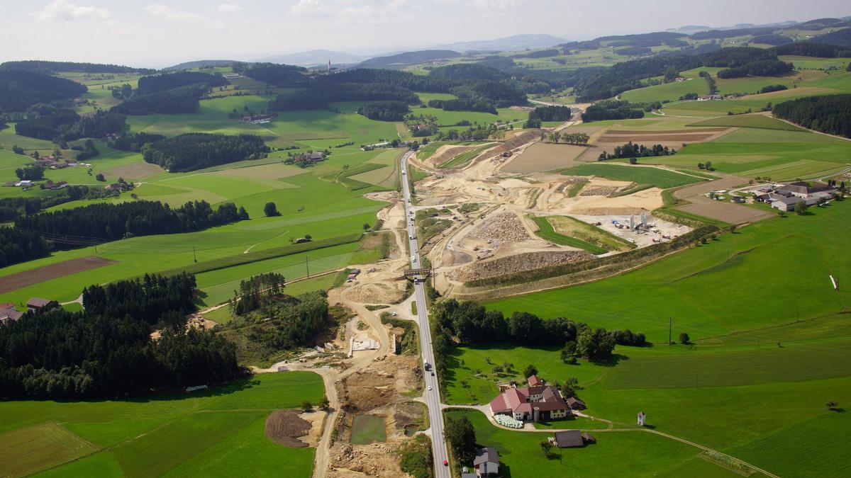 The 22 km S 10 Highway connects the centre of Upper Austria to South Bohemia. 