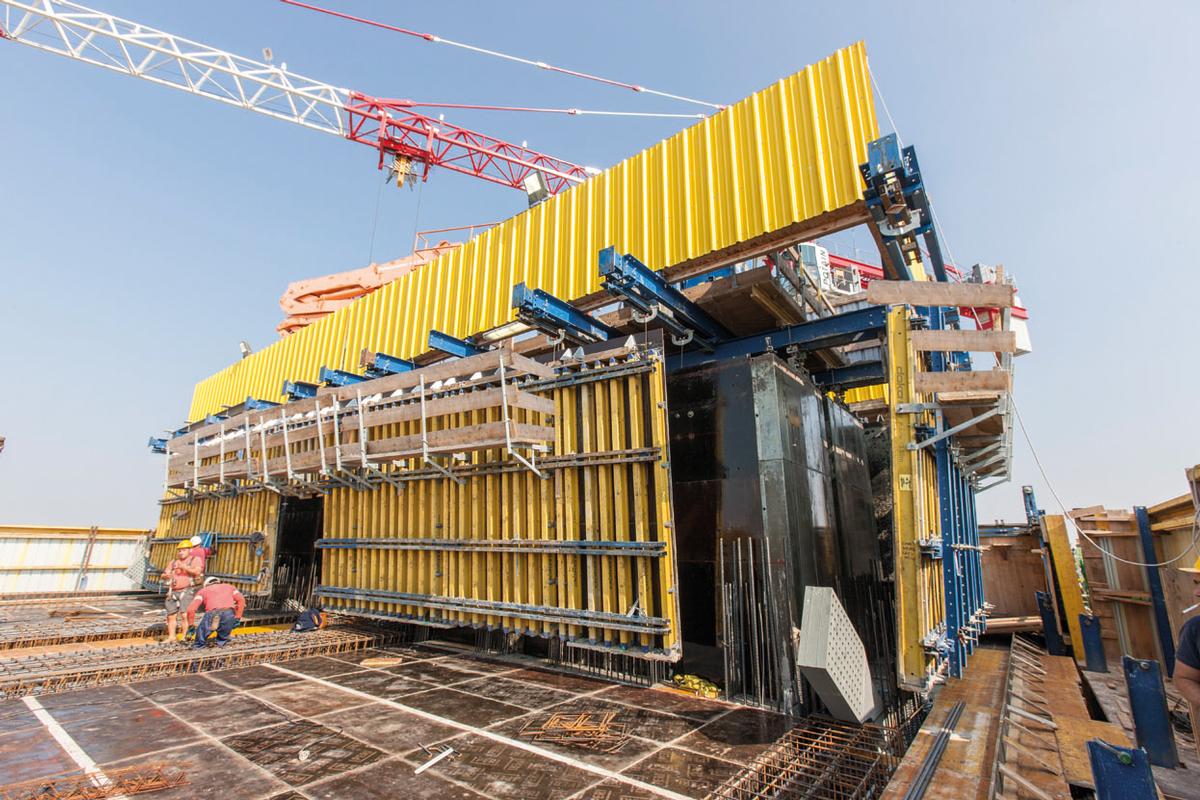 Automatic climbing formwork SKE100 plus is used to hydraulically raise the formwork modules fully automated. Automatic climbing formwork SKE100 plus is used to hydraulically raise the formwork modules fully automated.