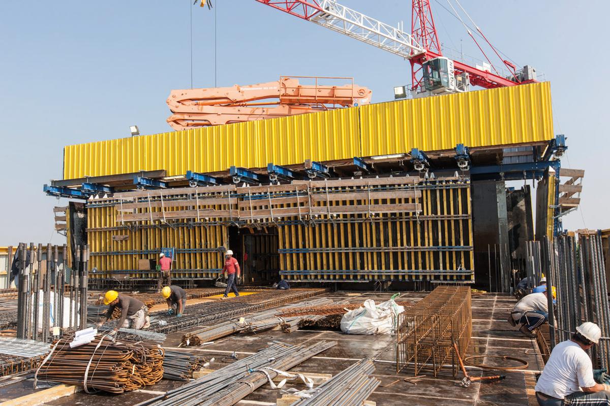 Doka automatic climbing formwork reduces the required crane time and therefore contributes significantly to saving time and money. Doka automatic climbing formwork reduces the required crane time and therefore contributes significantly to saving time and money.