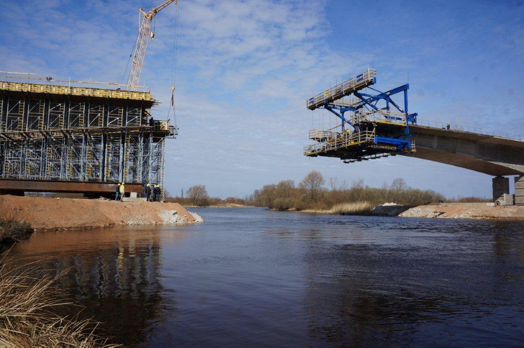 Die Tartu-Brücke über den Emajõgi wird mit dem Unterstellungsgerüst Staxo 100 und dem Doka-Freivorbauwagen errichtet. Die Tartu-Brücke über den Emajõgi wird mit dem Unterstellungsgerüst Staxo 100 und dem Doka-Freivorbauwagen errichtet.