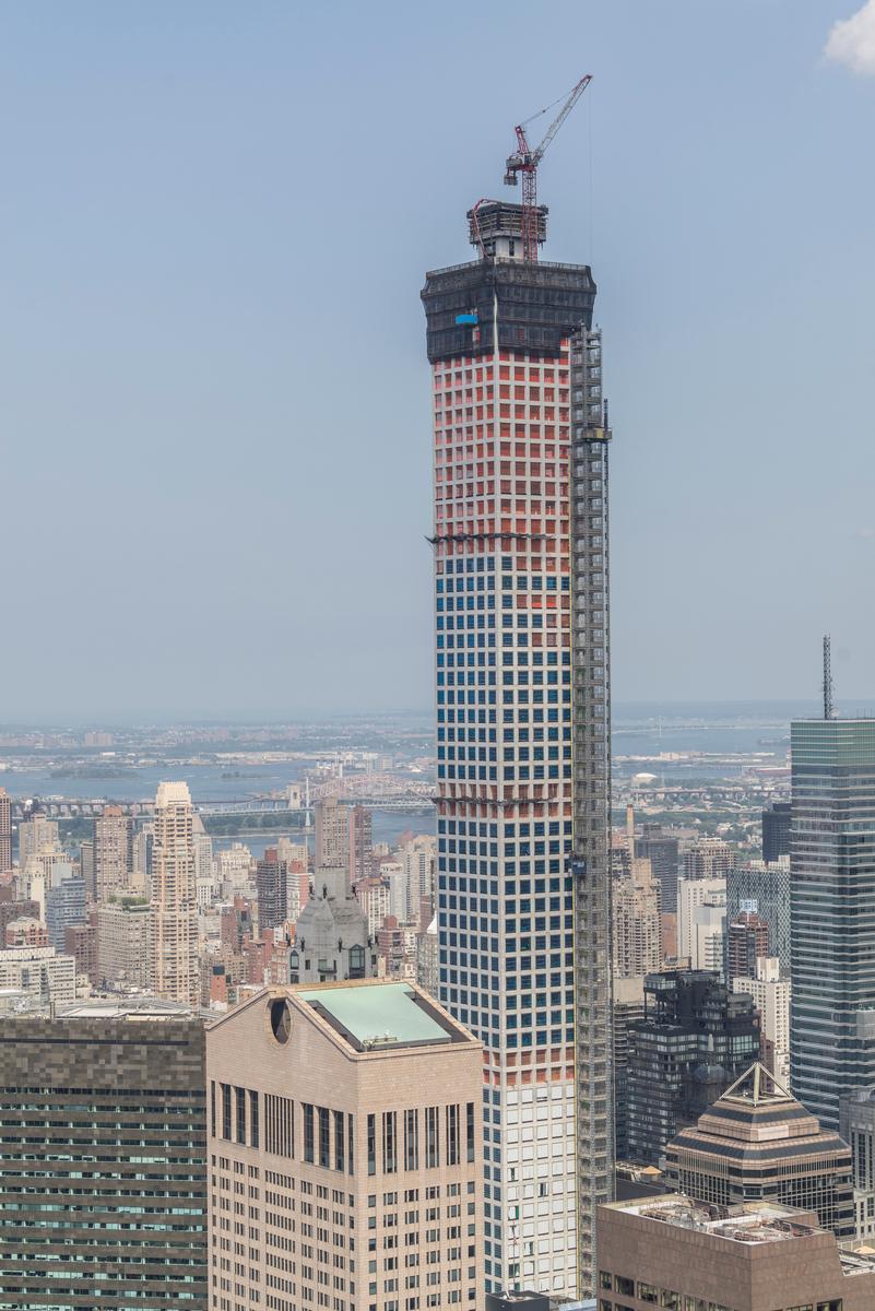 Mit 426 m wird der 432 Park Avenue Tower in New York das höchste Wohngebäude der westlichen Hemisphäre. Mit 426 m wird der 432 Park Avenue Tower in New York das höchste Wohngebäude der westlichen Hemisphäre.