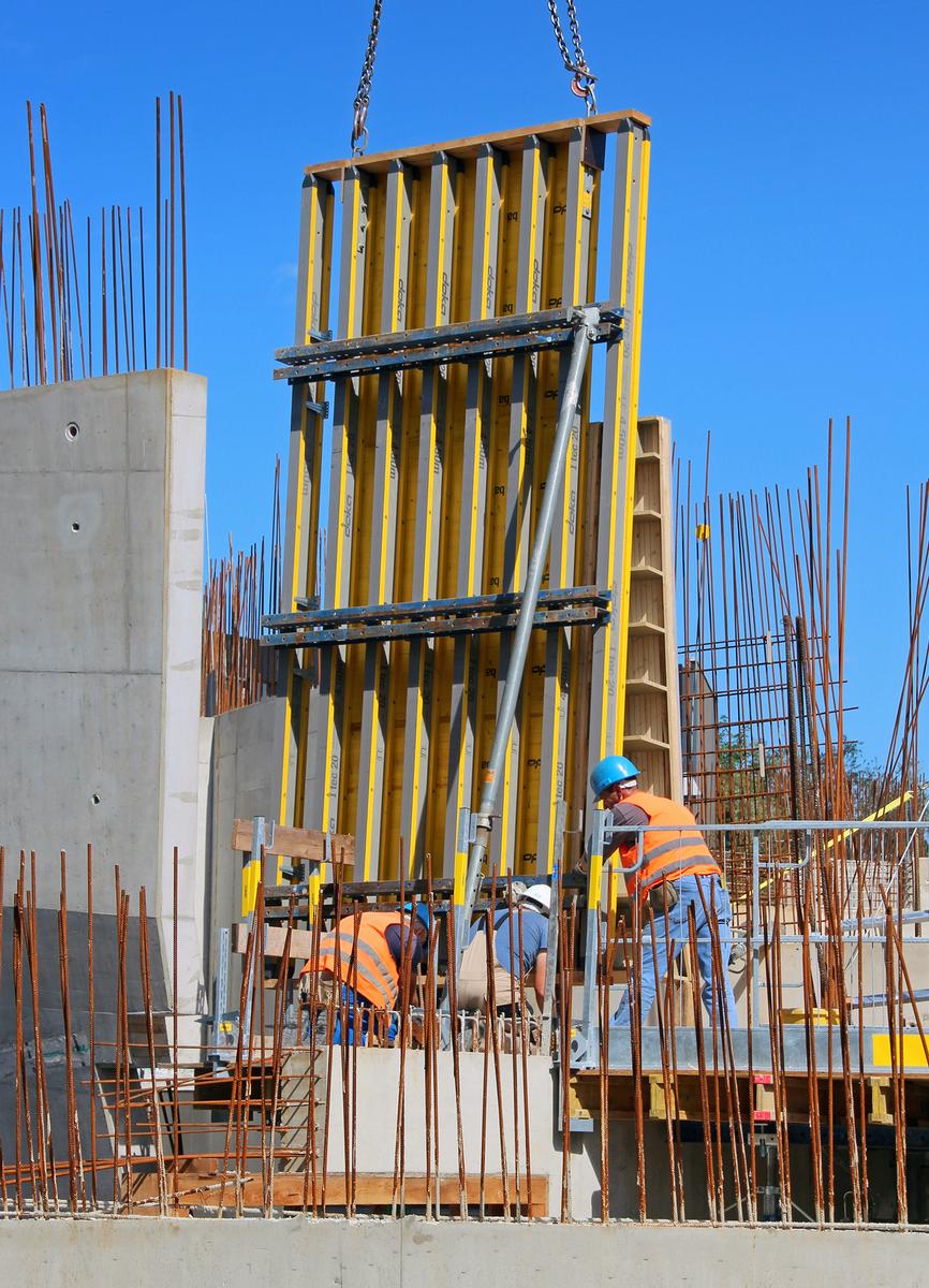 Media File No. 252275 Formwork panel positioning demands an unusually high level of precision. It is aligned by means of a tachymeter and checked several times prior to pouring the concrete.