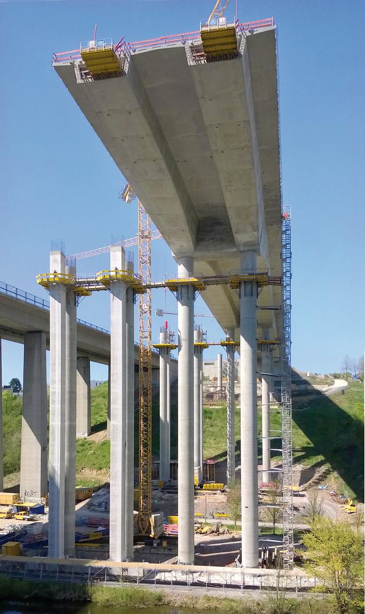 Media File No. 259035 Cantilevering is the construction method for the haunched, twin-cell pre-stressed box girders of the superstructure of this 450 m long girder bridge.