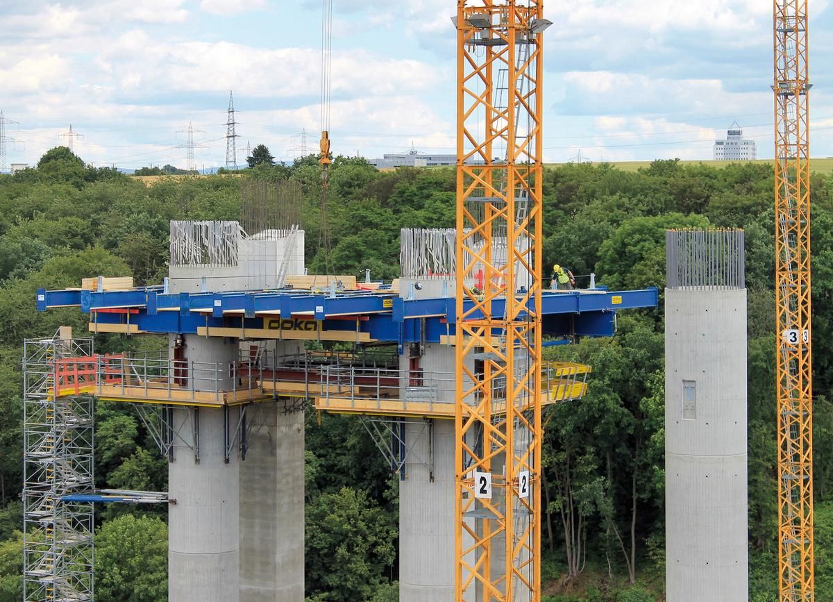 A closed workspace flat measuring 340 m² for the pier-head formwork is poised 50 m above the valley floor 