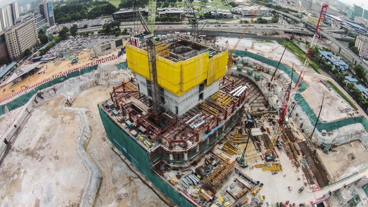 Media File No. 276262 The building core is divided into two sections and is being built with automatic climbing formwork. The entire outside of a section can be repositioned in a single operation with hydraulic cylinders.