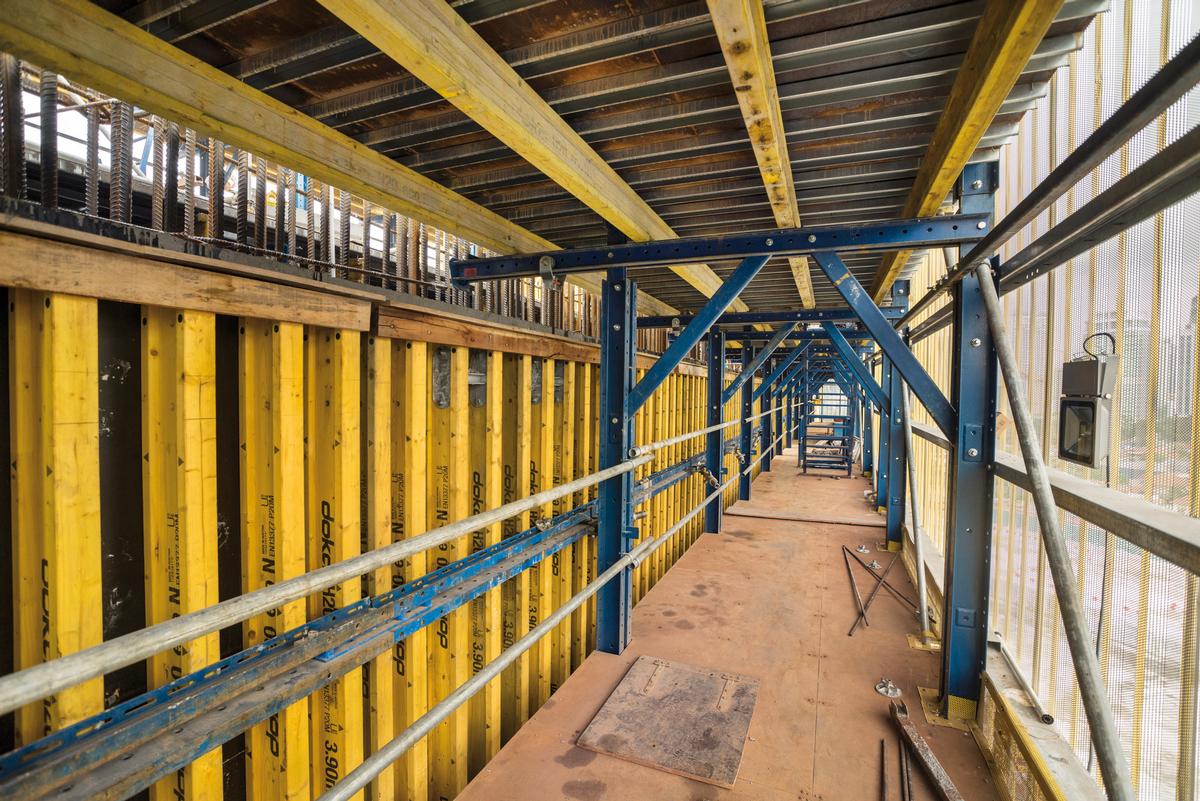 The rising working platform in the automatic climbing formwork provides access for quick and easy operation of the form ties. The rising working platform in the automatic climbing formwork provides access for quick and easy operation of the form ties.