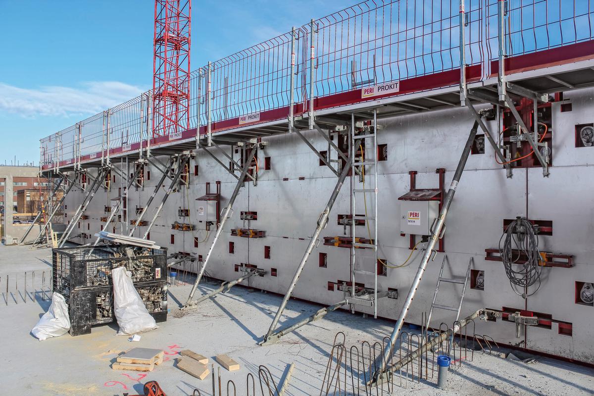 Media File No. 269484 Combined with a heating element, this formwork offers the right solution for concreting at low temperatures. The heat supply provides an uninterrupted hydration process – as shown here in winter in Finland